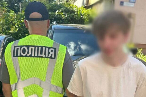 Боєприпаси на продаж: у Києві затримали 24-річного ділка з гранатами та набоями