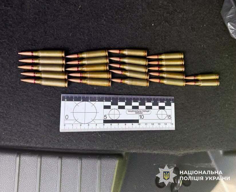 Боєприпаси на продаж: у Києві затримали 24-річного ділка з гранатами та набоями