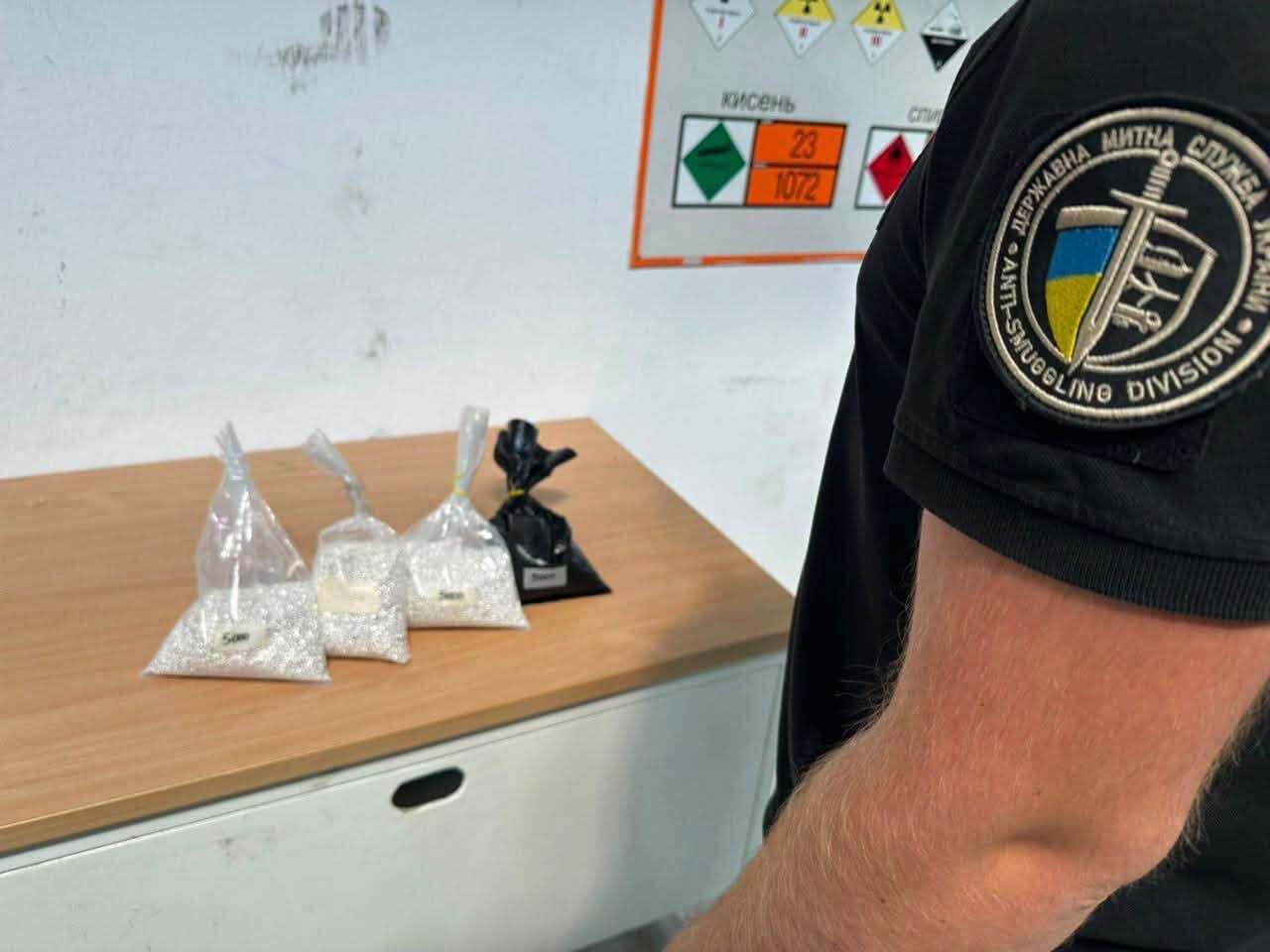 Серебро на 2 млн грн пытались тайно ввезти в Украину: таможенники разоблачили водителя автобуса