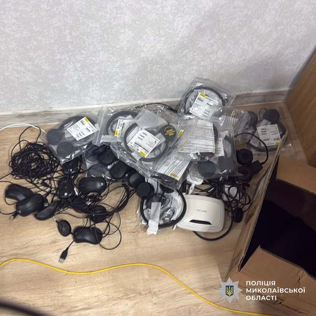 Шахрайський call-центр облаштували просто у квартирі: у Миколаєві викрили трьох фігурантів