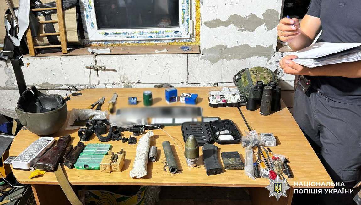 Арсенал оружия прямо в авто: в центре Киева задержали 43-летнего мужчину