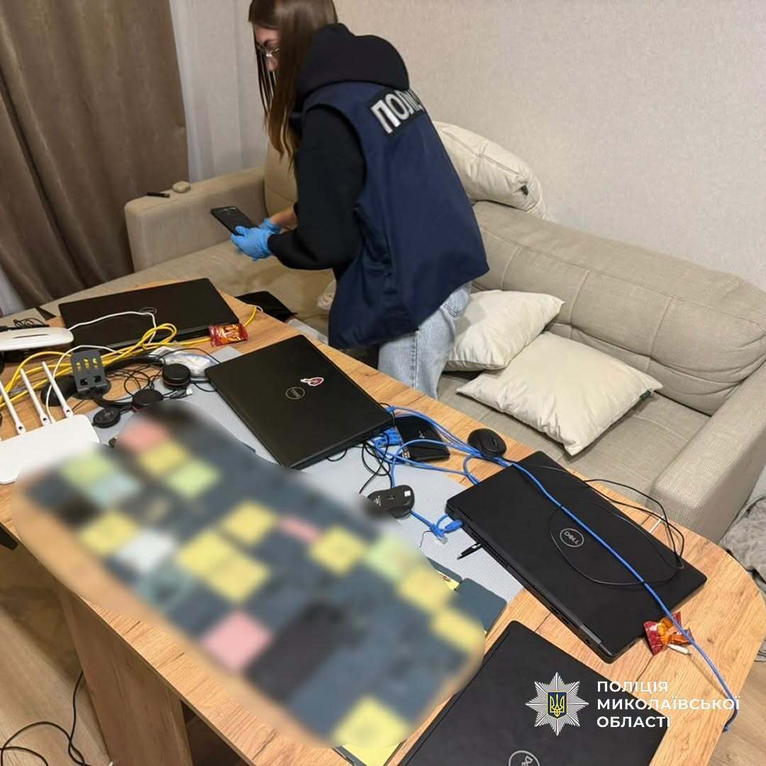 Шахрайський call-центр облаштували просто у квартирі: у Миколаєві викрили трьох фігурантів