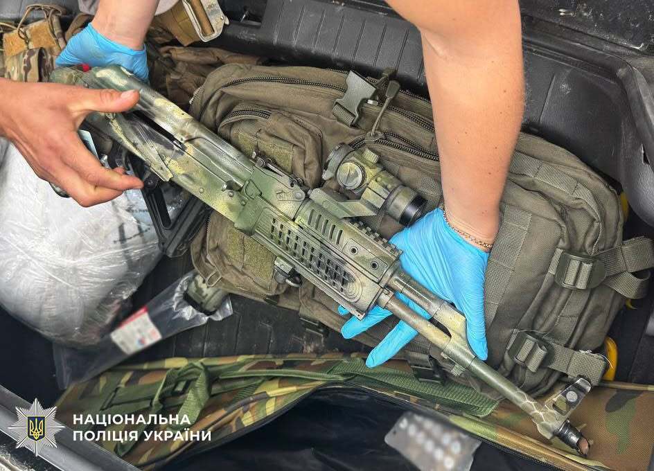 Арсенал оружия прямо в авто: в центре Киева задержали 43-летнего мужчину