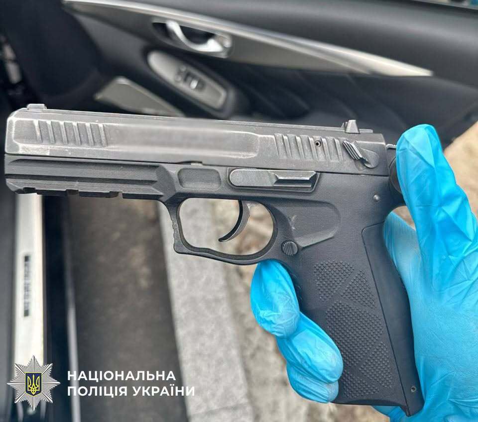 Арсенал оружия прямо в авто: в центре Киева задержали 43-летнего мужчину