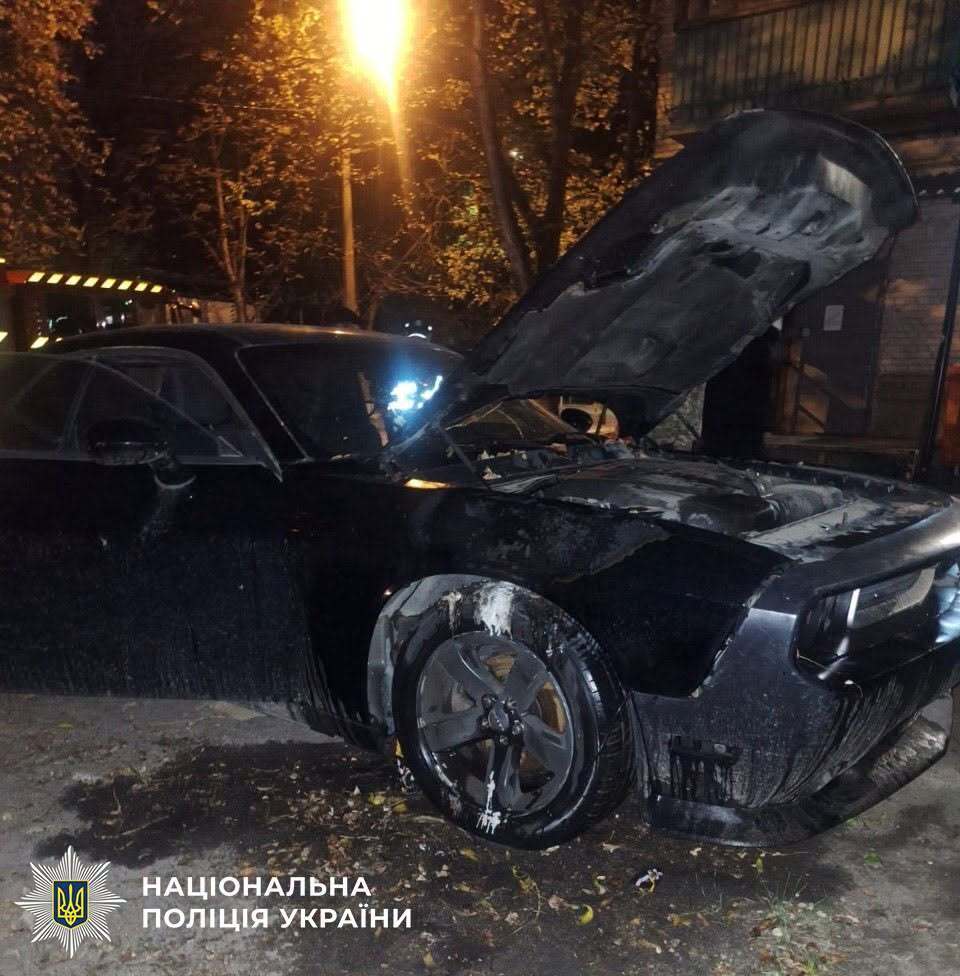 Ревнощі довели до підпалу: киянин відправив 17-річного сина палити авто суперника