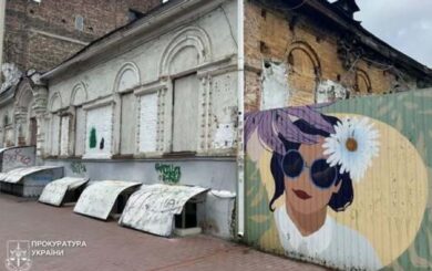 Прокуратура через суд требует заключить охранный договор на исторический флигель на Подоле