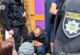 Кілька годин переговорів біля Майдану Незалежності: поліцейські врятували чоловіка від стрибка з даху