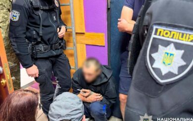 Несколько часов переговоров возле Майдана Независимости: полицейские спасли мужчину от прыжка с крыши