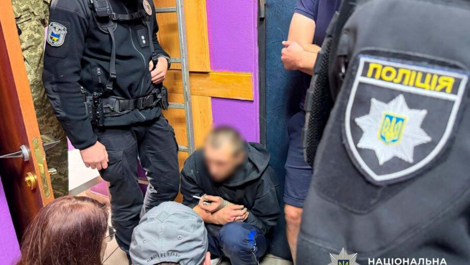 Несколько часов переговоров возле Майдана Независимости: полицейские спасли мужчину от прыжка с крыши