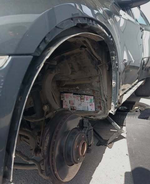 BMW X6 із тайниками вилучили на кордоні: всередині було понад 1600 пачок сигарет