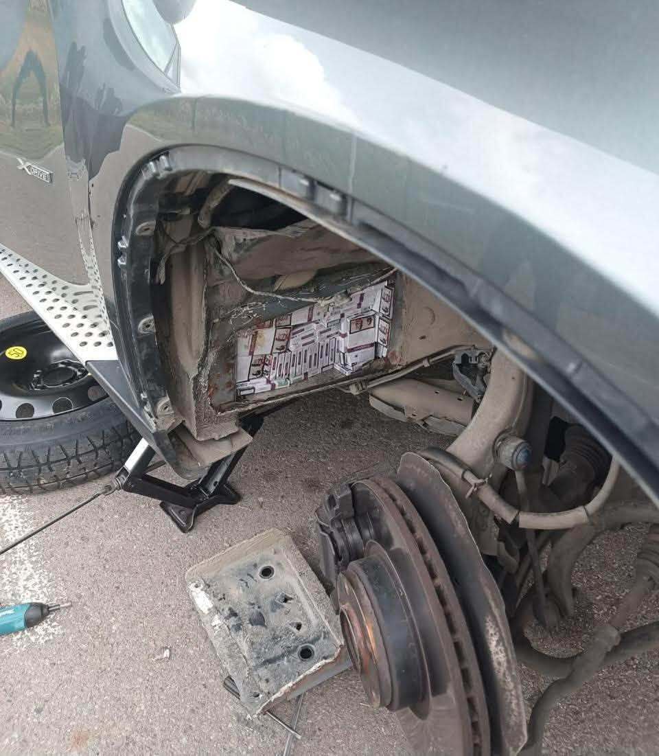 Амур винюхав схованку: на Закарпатті митники знайшли в BMW X6 понад 1600 пачок сигарет