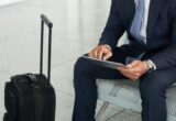 Забронированный работник не вернулся из-за границы: потеряет ли компания критичность