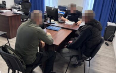 Автомати по $2 тисячі та боєприпаси в авто: ДБР викрило три справи зі зброєю серед військових