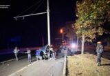 Tesla врезалась в опору в Харькове: погибли военнослужащий и пассажирка