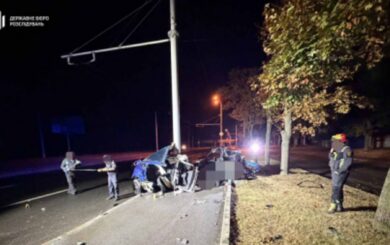 Tesla врезалась в опору в Харькове: погибли военнослужащий и пассажирка