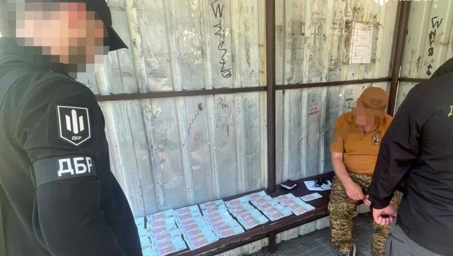 Угрожал отправить на передовую: ДБР завершило расследование в отношении командира взвода