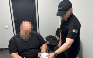 Вказували Лиман у рапортах, а вона була в Краматорську: ДБР викрило схему з ”фронтовими” виплатами