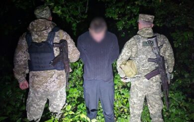 Заблудился в лесу при попытке бежать за границу: пограничники разыскали 24-летнего мужчину