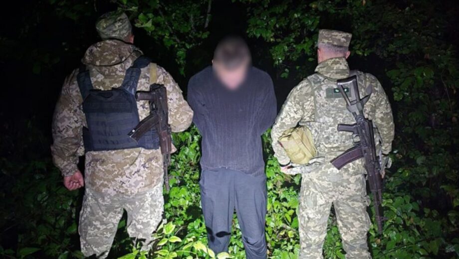 Заблудился в лесу при попытке бежать за границу: пограничники разыскали 24-летнего мужчину