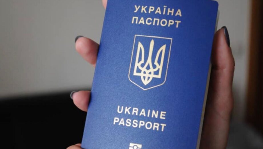 Теперь не нужно ждать 16 лет: что сменил Кабмин для украинских детей за границей