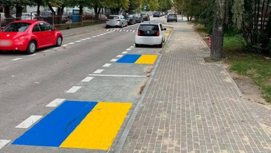 Скандал через синьо-жовті паркомісця: у Польщі пояснили, для кого вони призначені