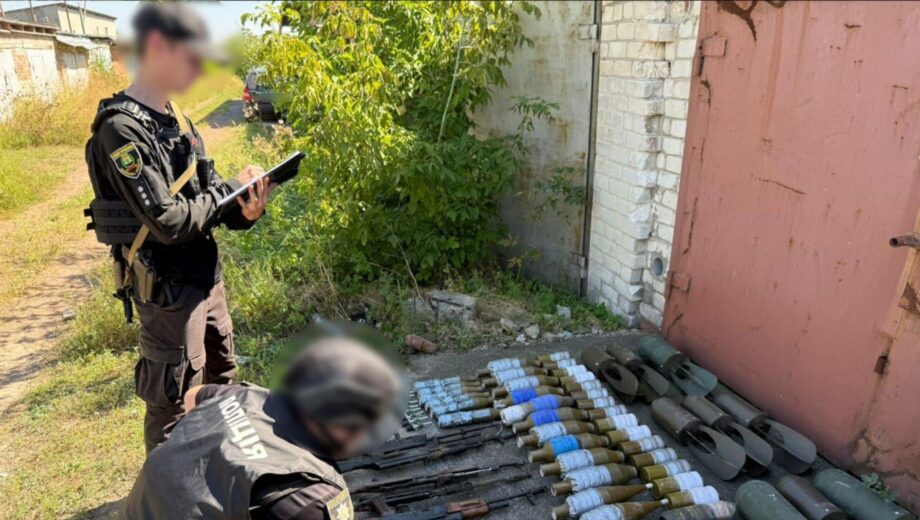 Поліція провела понад 155 обшуків і знайшла 10 схронів зі зброєю