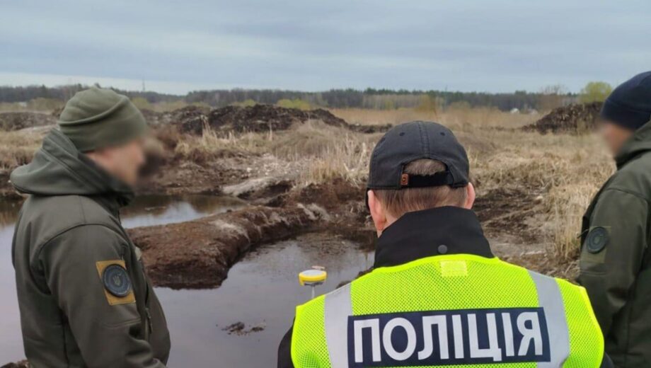 Незаконний видобуток сапропелю на Київщині: трьом особам повідомили про підозру