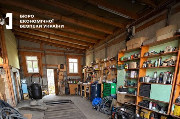 Пальне з гаража — доставка бусом: на Волині накрили нелегальну ”АЗС на колесах”