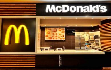 Росіяни вдарили по складах McDonald’s на Київщині: спалахнула масштабна пожежа