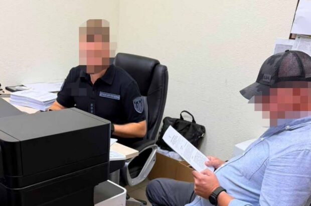 В Донецкой области военного чиновника подозревают в незаконных »боевых» выплатах на 2,4 млн грн