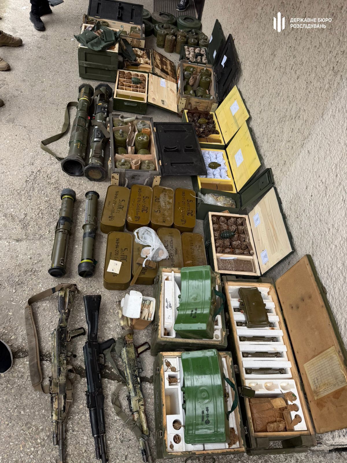 Понад 17 тисяч патронів і міни: ДБР передало ''Азову'' вилучену зброю