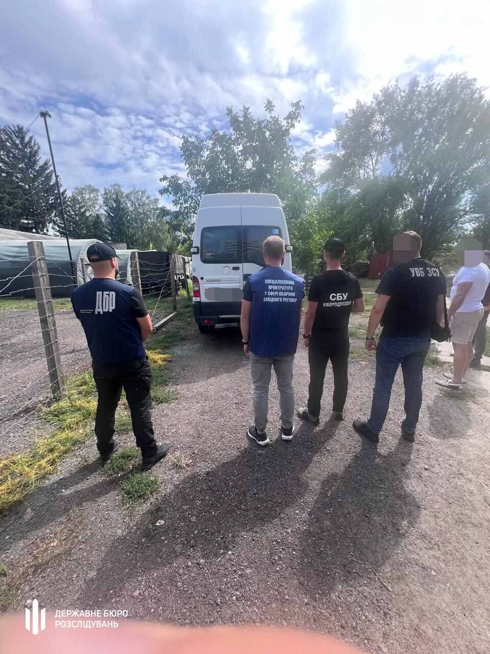 14 тисяч євро за втечу: ДБР викрило двох військових, які переправляли чоловіка через кордон