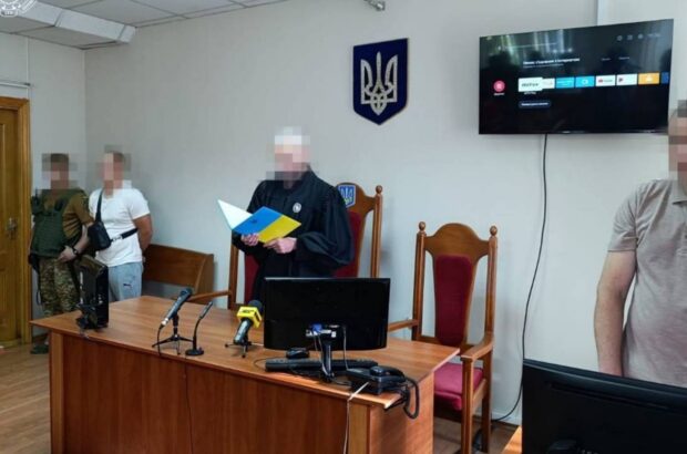 Сохранял »взрослые фото» на ноутбуке: директора языкового центра приговорили к 2 годам