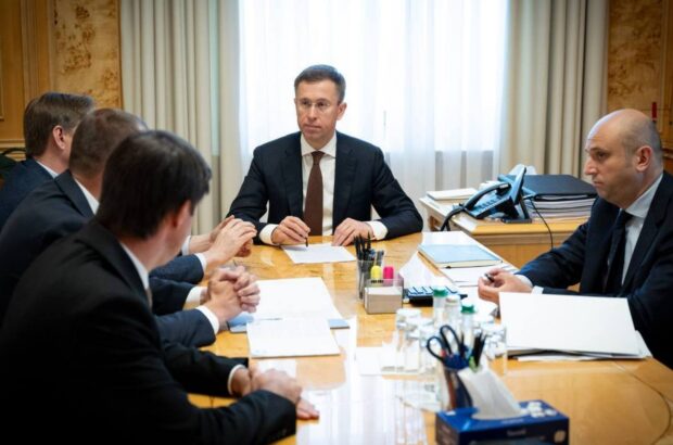 У школах почнуть перевіряти харчування після скандального обіду із сирою морквою та хлібом у Чернівцях
