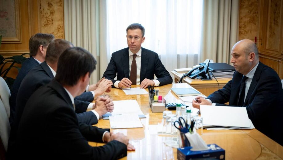 У школах почнуть перевіряти харчування після скандального обіду із сирою морквою та хлібом у Чернівцях