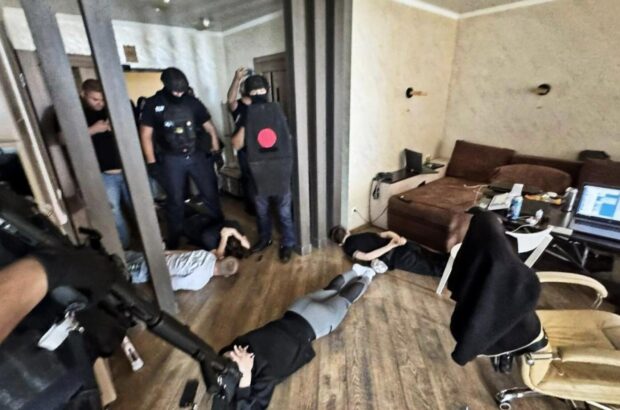 У Миколаєві викрили шахрайський call-центр: семеро людей ошукували іноземців через ”інвестиції” у криптовалюту