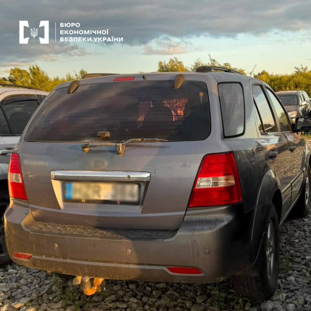 Авто для фронта или на продажу? На Львовщине разоблачили схему с 17 машинами на 2,19 млн грн