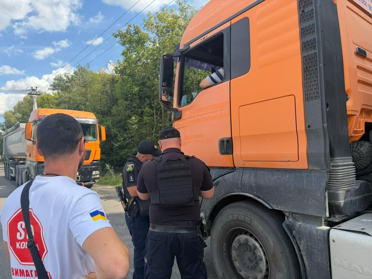 Арештована техніка в роботі: вантажівки Самофала привезли пісок на завод KREISEL у Фастові