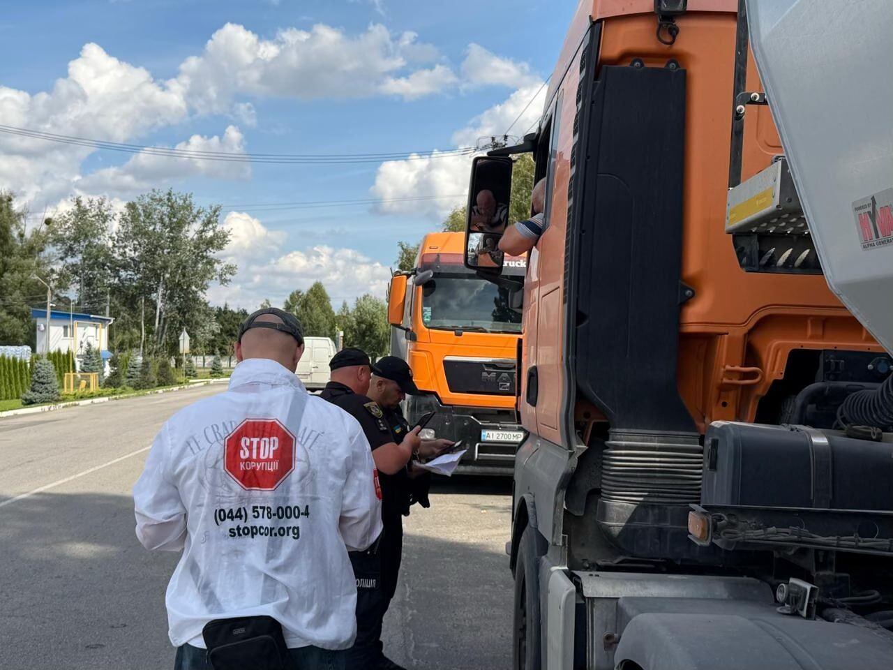 Арештована техніка в роботі: вантажівки Самофала привезли пісок на завод KREISEL у Фастові