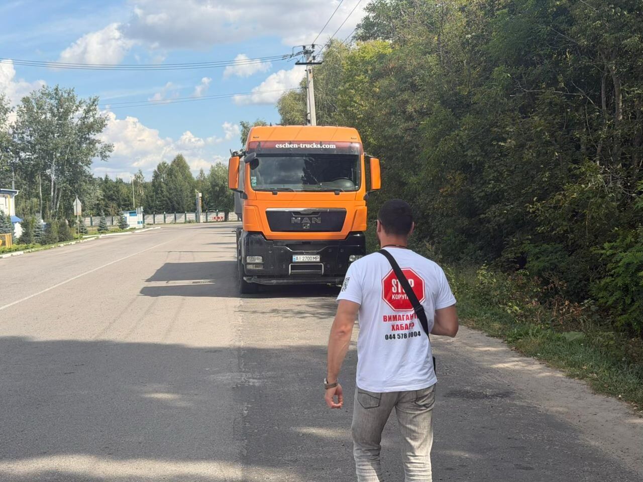 Арештована техніка в роботі: вантажівки Самофала привезли пісок на завод KREISEL у Фастові