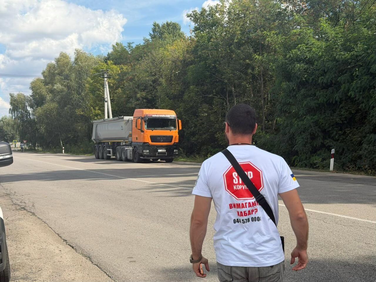 Арештована техніка в роботі: вантажівки Самофала привезли пісок на завод KREISEL у Фастові