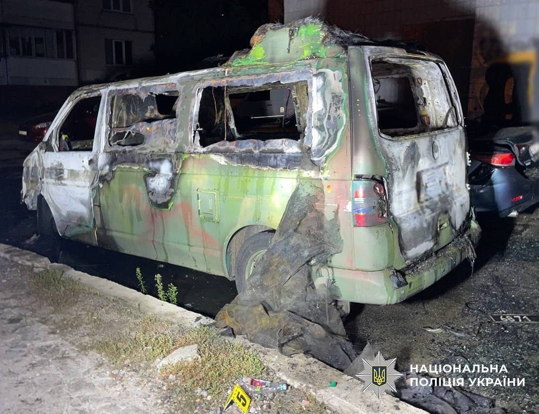 У Києві чоловік підпалив військовий бус за $1000: поліція затримала підозрюваного