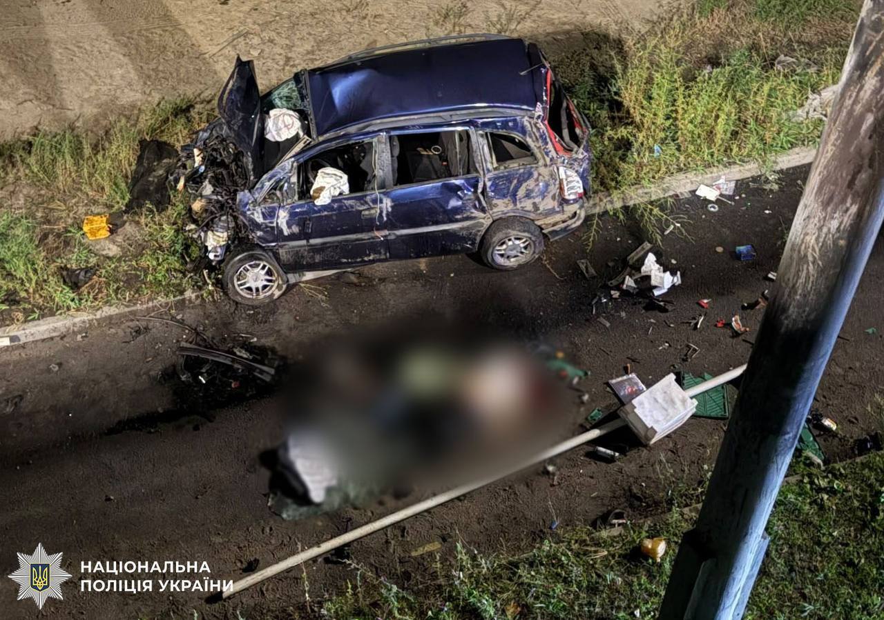 У Києві Opel злетів із Південного мосту
