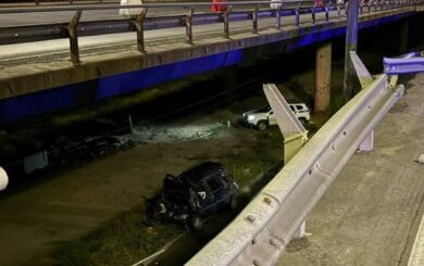 Opel пробил отбойник и упал с Южного моста: водитель погиб