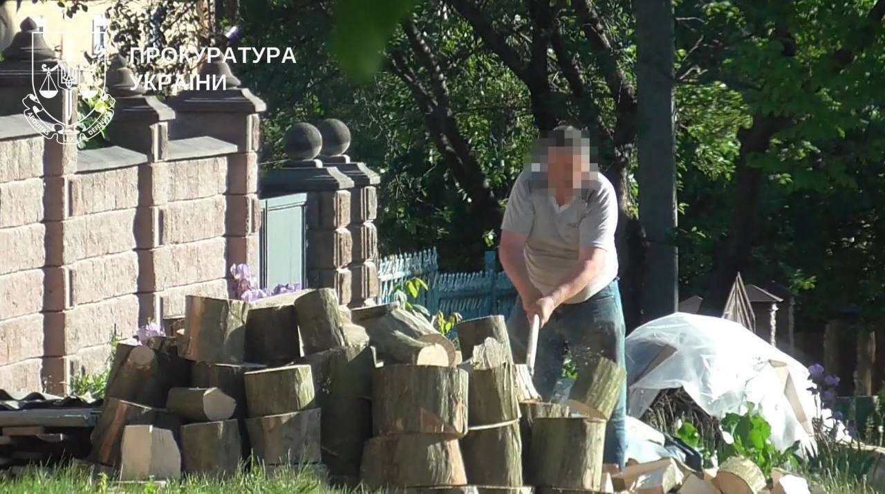 Примусова праця та ''карантин'' у дерев’яній будці: директора інтернату звинувачують в експлуатації підопічних
