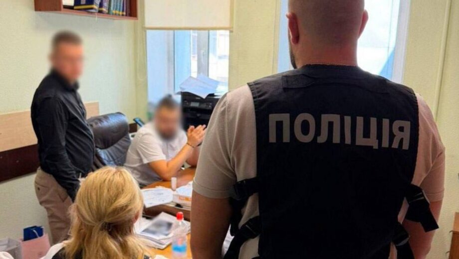 Более 700 тысяч гривен убытков на вывозе листьев: должностные лица Подольской РГА сообщили о подозрении