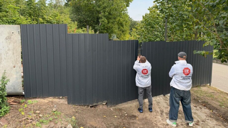 У парку Феофанія зняли бруківку і перегородили прохід заради суддівського маєтку на 500 квадратів?