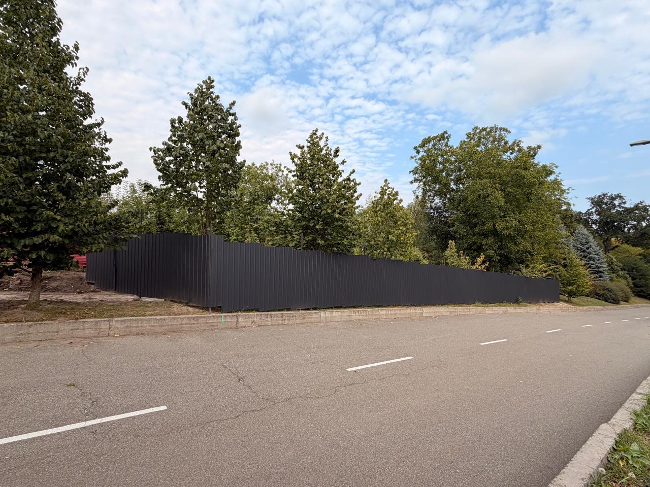 В парке Феофания сняли брусчатку и преградили проход ради судейского поместья на 500 квадратов?