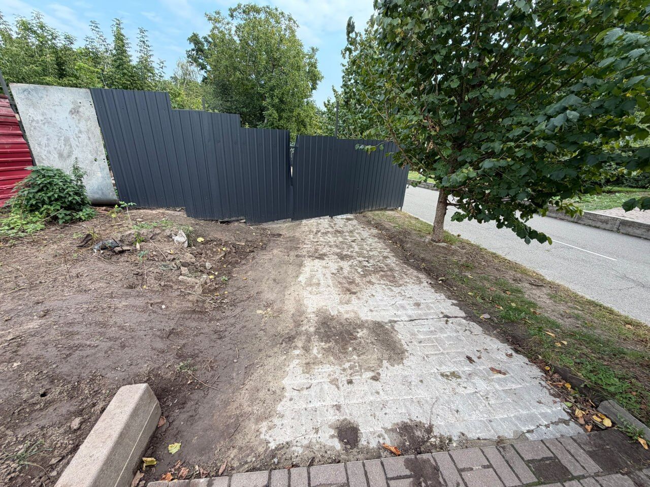 У парку Феофанія зняли бруківку і перегородили прохід заради суддівського маєтку на 500 квадратів?