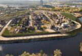 У Києві дрон упав біля котеджного містечка ”Коник”: пошкоджено вікна будинків